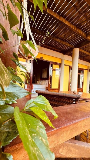 Suíte Luxo Térrea 3 | Living area | Flat-screen TV - Pousada Pedras Secas (Fernando de Noronha)