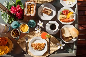 Café da manhã com buffet grátis todos os dias