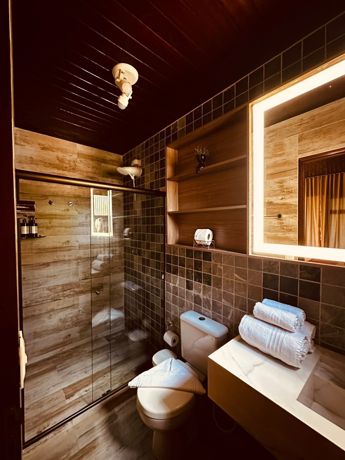 Suíte Standart Térrea 6 | Baño | Regadera, secadora de cabello, toallas, jabón 