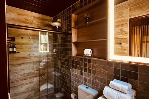 Suíte Standart Térrea 6 | Baño | Regadera, secadora de cabello, toallas, jabón