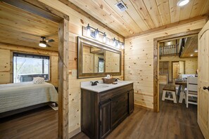 4 bedrooms, internet, bed sheets