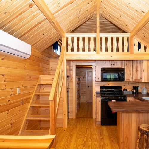 126) Zonetail Log Cabin. Close to Hocking Hills State Park and more!