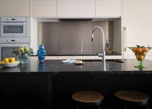 Réfrigérateur, four à micro-ondes, un four, surface de cuisson