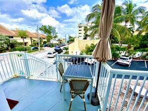 Outdoor dining - Southwinds #9 for 3, King Studio Steps to Beach (Hollywood)
