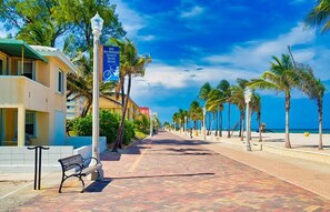 Beach nearby - Southwinds #9 for 3, King Studio Steps to Beach (Hollywood)