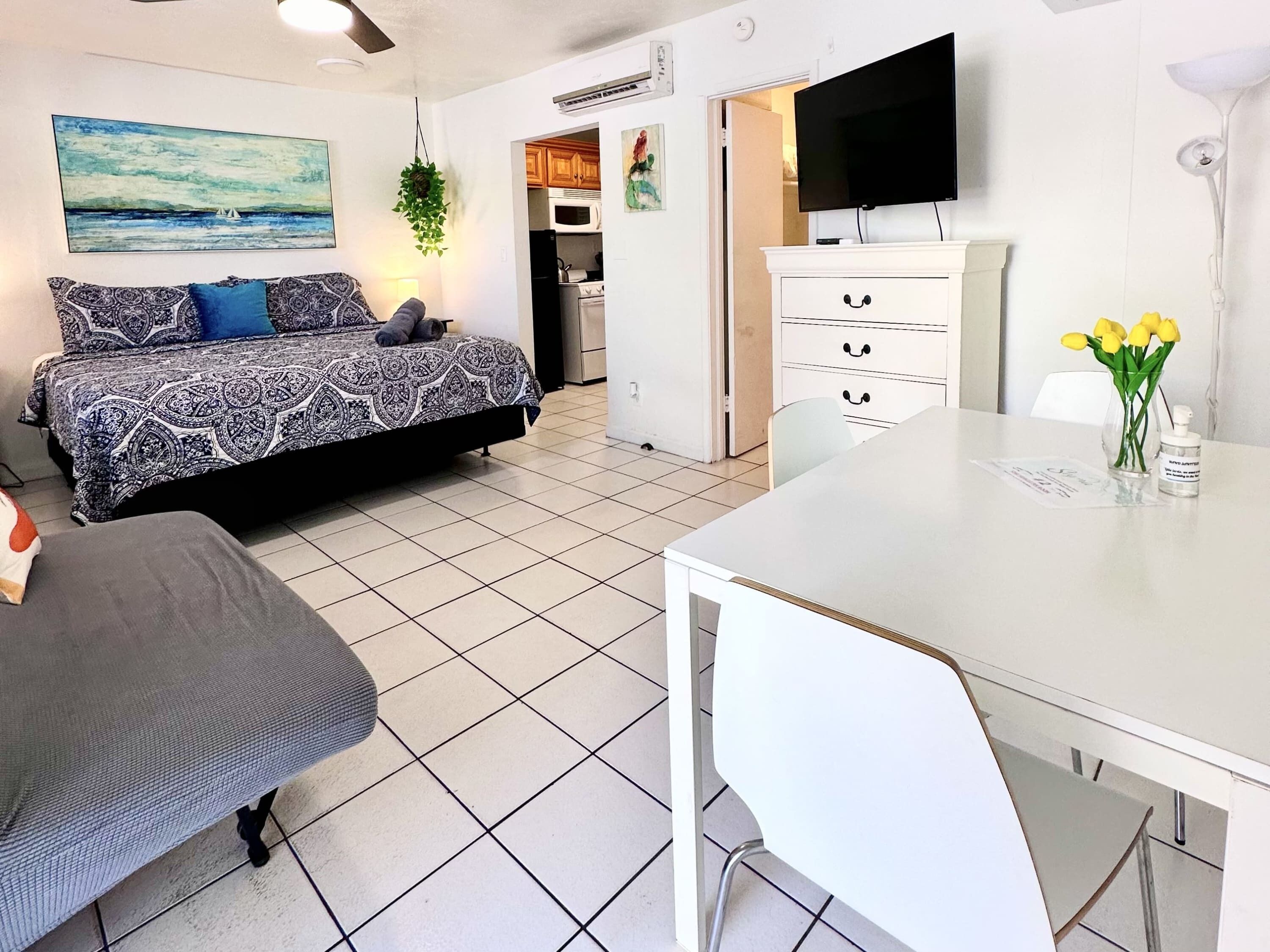 1 Schlafzimmer, Schreibtisch, Bügeleisen/Bügelbrett, Reisekinderbett