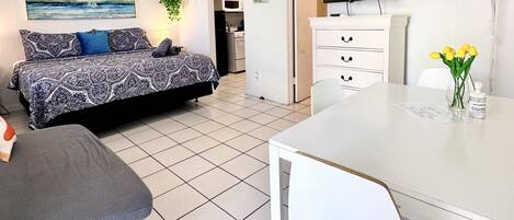 1 chambre, bureau, fer et planche à repasser, lit parapluie