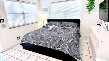 1 Schlafzimmer, Schreibtisch, Bügeleisen/Bügelbrett, Reisekinderbett