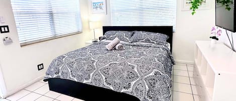 1 habitación, escritorio, tabla de planchar con plancha y cuna de viaje