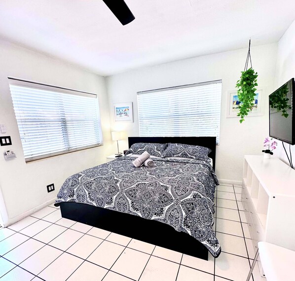 1 Schlafzimmer, Schreibtisch, Bügeleisen/Bügelbrett, Reisekinderbett