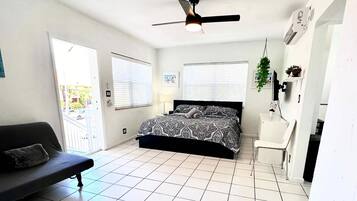 1 Schlafzimmer, Schreibtisch, Bügeleisen/Bügelbrett, Reisekinderbett