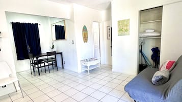 Fernseher, Bücher, Stereoanlage, Arbeitsbereiche