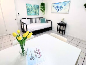 1 soverom, skrivebord, strykejern/-brett og reiseseng for barn