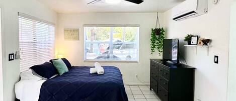 1 habitación, escritorio, tabla de planchar con plancha y cuna de viaje