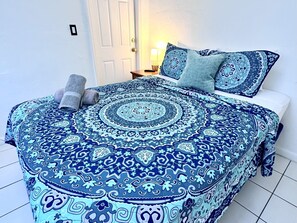 1 habitación, escritorio, tabla de planchar con plancha y wifi 