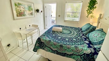 1 slaapkamer, een bureau, een strijkplank/strijkijzer, reisbedje