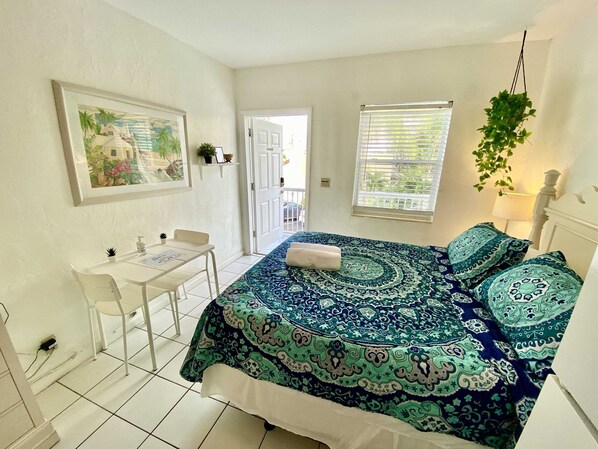 1 habitación, escritorio, tabla de planchar con plancha y cuna de viaje 