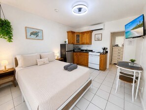 1 bedroom, desk, iron/ironing board, travel crib - Southwinds #8 for 2, Steps to Beach & Boardwalk (Hollywood)