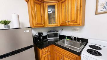 Coffee/tea maker, fridge, microwave, oven