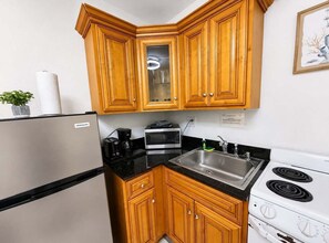 Fridge, microwave, oven, stovetop - Southwinds #8 for 2, Steps to Beach & Boardwalk (Hollywood)