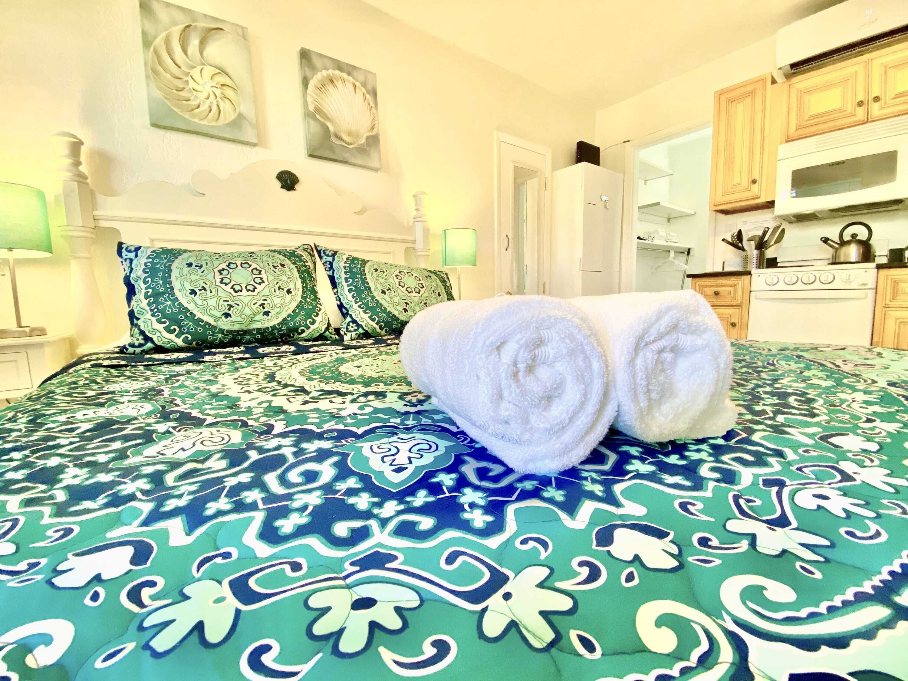 1 間睡房、書桌、熨斗/熨衫板、可攜式嬰兒床