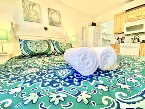 1 sovrum, skrivbord, strykjärn/strykbräda och resesäng