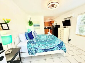 1 chambre, bureau, fer et planche à repasser, lit parapluie