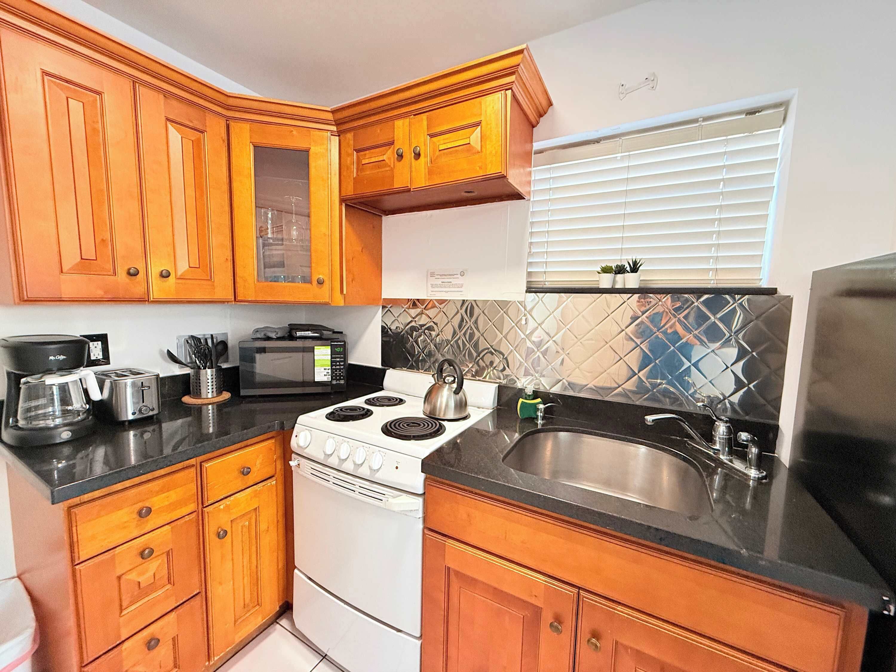 Coffee/tea maker, fridge, microwave, oven