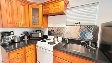 Coffee/tea maker, fridge, microwave, oven