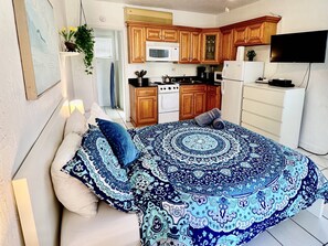 1 Schlafzimmer, Schreibtisch, Bügeleisen/Bügelbrett, Reisekinderbett