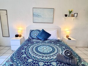 1 habitación, escritorio, tabla de planchar con plancha y cuna de viaje 