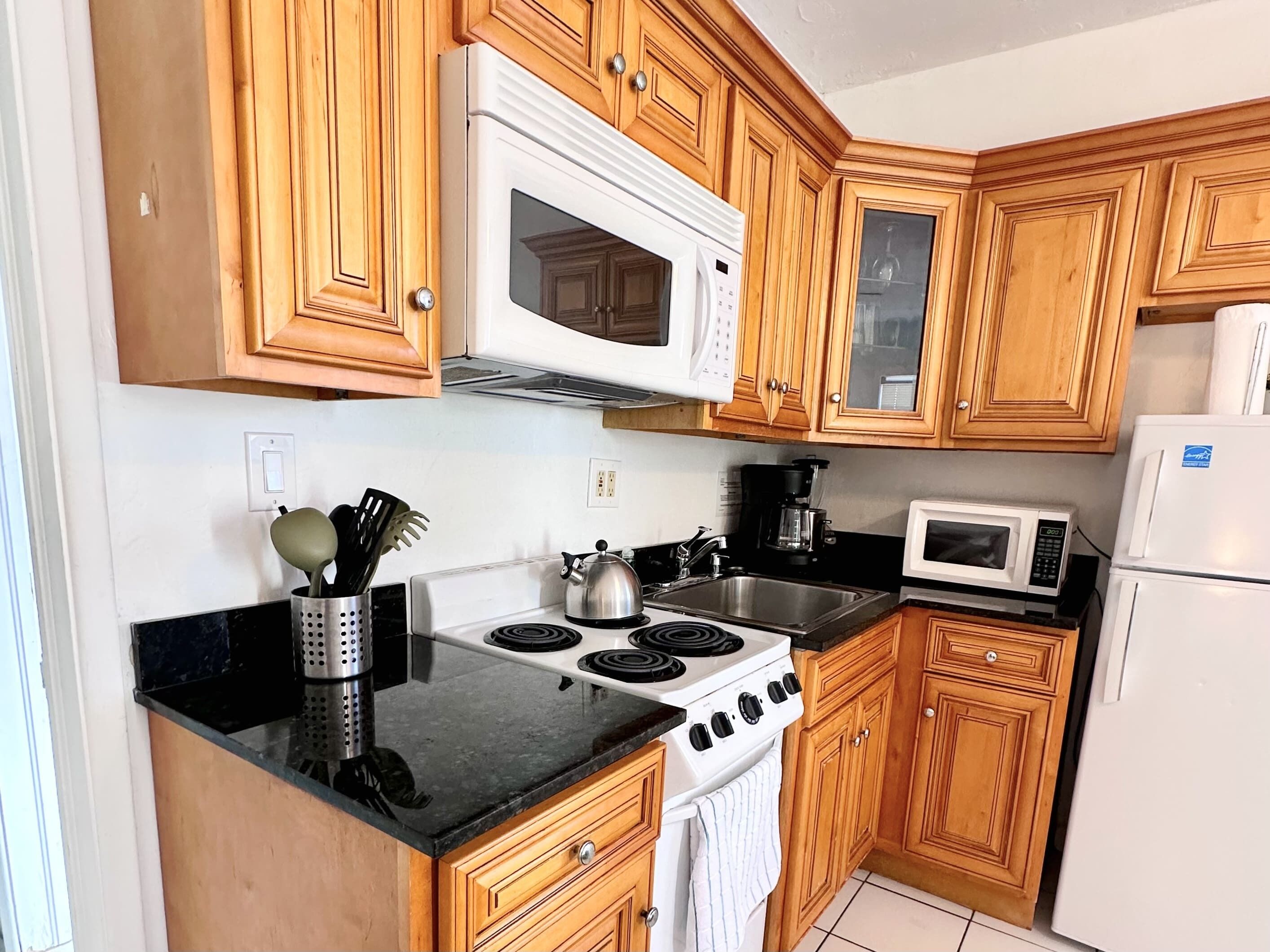 Coffee/tea maker, fridge, microwave, oven
