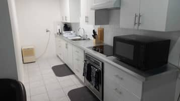 Private kitchen | Fridge, microwave, oven, stovetop