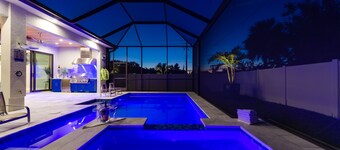 Costal Chic Vila w/Private Pool/Spa --5 min from the Beach!
