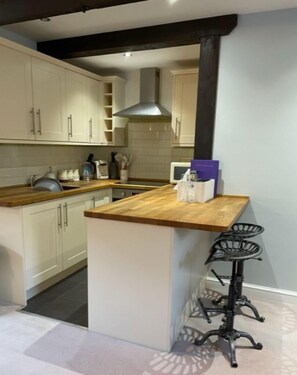 Cottage, Ensuite | Shared kitchen