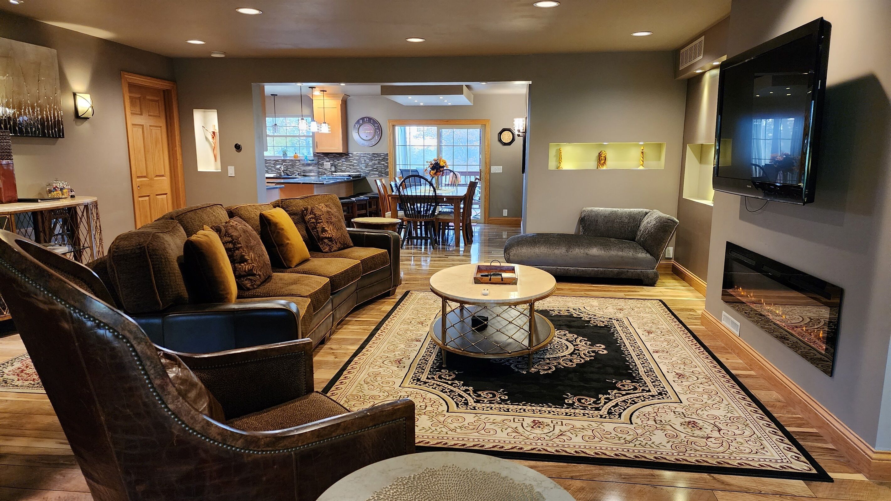 Smart TV, fireplace, table tennis, stereo