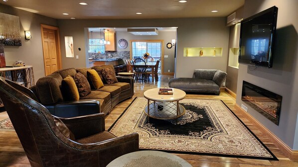 Smart TV, fireplace, ping pong, stereo