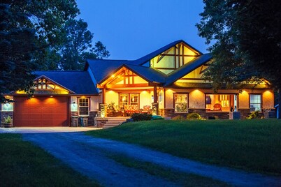 5-Acre Luxury Chalet Near Wisconsin Dells Indoor/Outdoor Spa Suite Putting Green