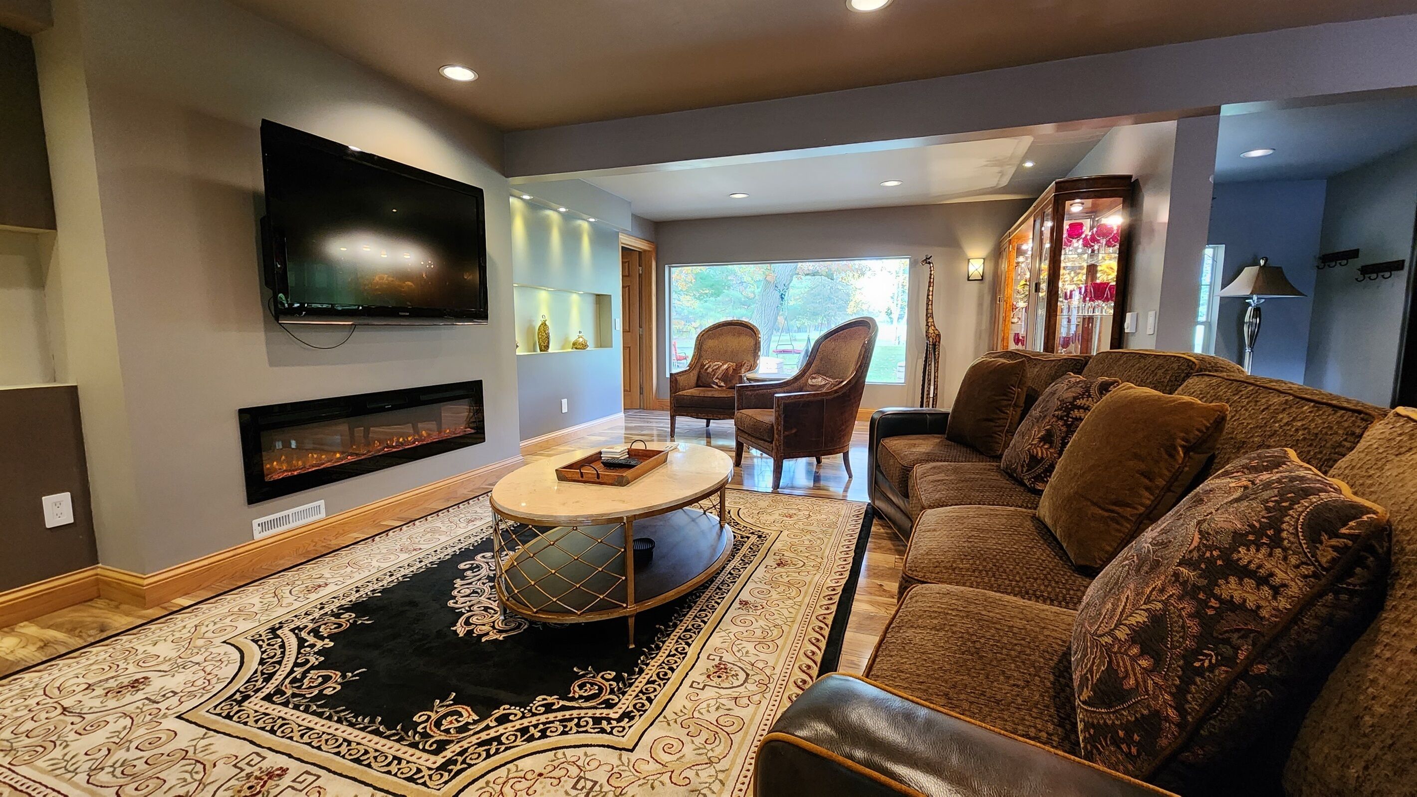 Smart TV, fireplace, table tennis, stereo