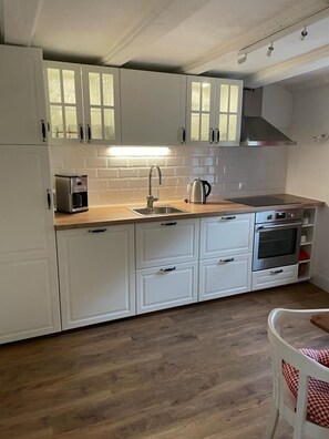 ثلاجة، فرن، موقد طهي مسطح، غسالة أطباق