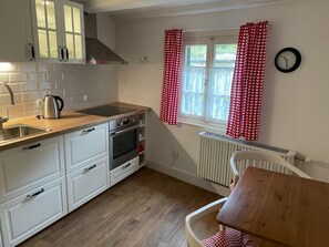 Réfrigérateur, un four, surface de cuisson, lave-vaisselle