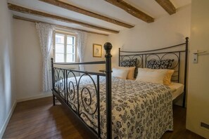 4 bedrooms, travel cot, free WiFi, bed sheets