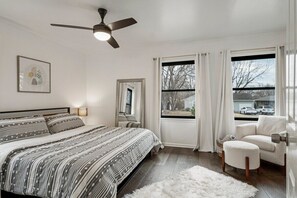 2 slaapkamers, een strijkplank/strijkijzer, reisbedje, wifi