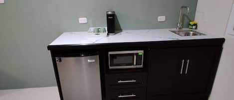 Frigorífico, microondas, cafetera o tetera y utensilios de cocina