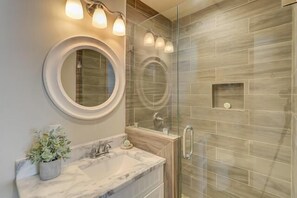 Casa, várias camas, varanda | Banheiro