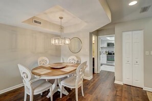 Casa, várias camas, varanda | Cozinha privada | Geladeira, micro-ondas, cooktop, lava-louças