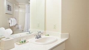 Ensemble douche/baignoire, serviettes fournies, savon, papier toilette