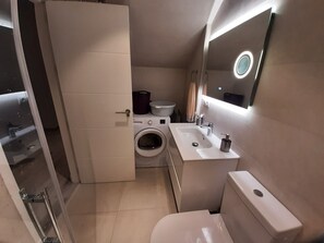 Douche, sèche-cheveux, serviettes fournies