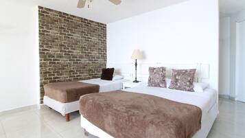Chambre Quadruple Standard | Minibar, décoration personnalisée, Wi-Fi gratuit, draps fournis