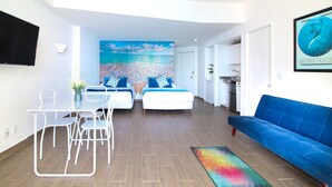 Minibar, wifi gratis, decoración personalizada y ropa de cama